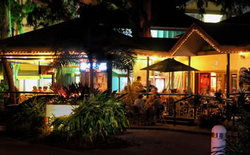 Apres Beach Bar & Grill - Palm Cove - Restaurant Guide 1