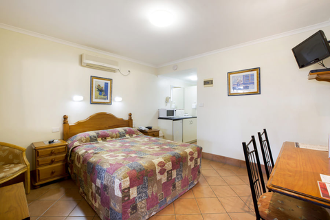 Glenmore Hotel-Motel - Restaurant Guide 1