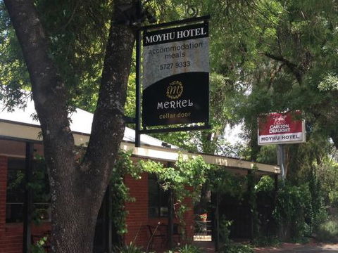 Moyhu Hotel - Restaurant Guide 1