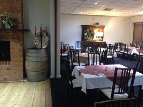 Moyhu Hotel - Restaurant Guide 2