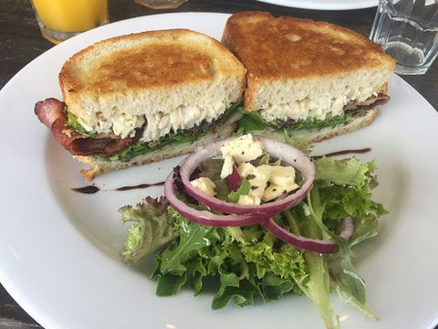 Elefant Lounge Cafe - Restaurant Guide 0