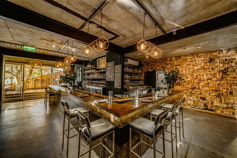 Herd Bar & Grill - Restaurant Guide 0