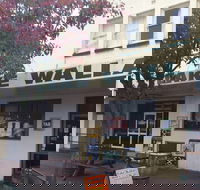 Lake Wallace Hotel - Restaurant Guide