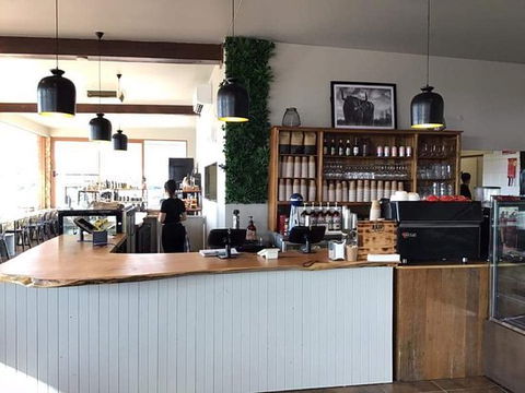 Kiki's In The Grove - Restaurant Guide 0