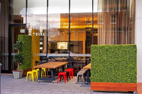 La Tierra Restaurant & Bar - Restaurant Guide 2