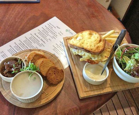 Secrets On The Lake - Restaurant Guide 7