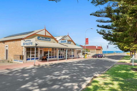 Ardrossan Bakery - Restaurant Guide 0