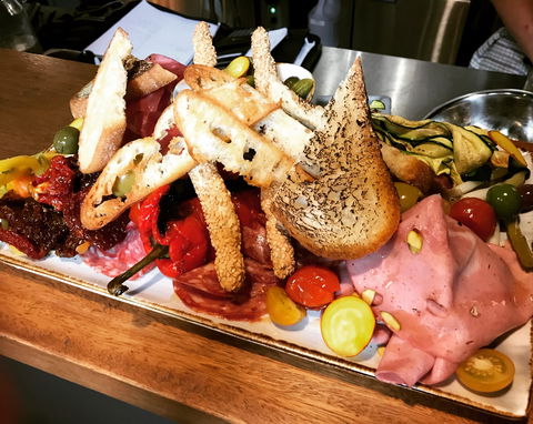 Vine And Tap - Restaurant Guide 0