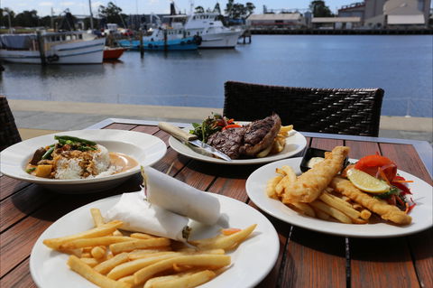 Hooked Restaurant And Grill - Restaurant Guide 0