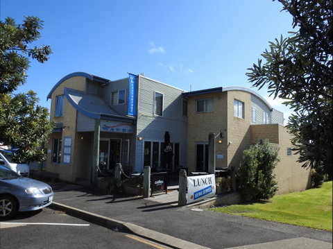Waves Cafe, Bar And Restaurant - Restaurant Guide 1