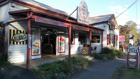 Mogo Fudge And Ice Cream /  Courtyard Cafe / Lots Of Lollies Mogo - Restaurant Guide 0