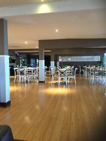 Maximilians On The Waterfront - Restaurant Guide 9