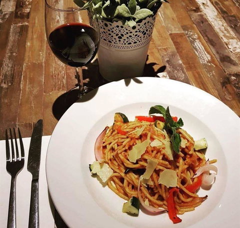 Maximilians On The Waterfront - Restaurant Guide 8