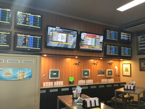 Sails Sports Bar - Restaurant Guide 4