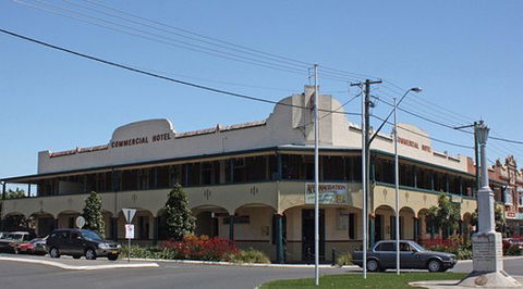 Commercial Hotel - Restaurant Guide 0