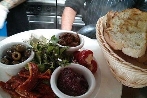 Empire Bay Tavern - Restaurant Guide 8