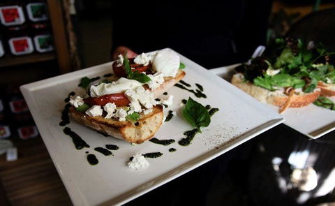 Worn-Out-Wares Cafe - Restaurant Guide 11