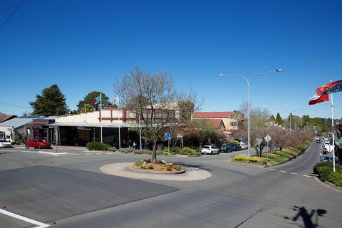 Private Blue Mountains Escape The Crowds SUV Tour - Restaurant Guide 4